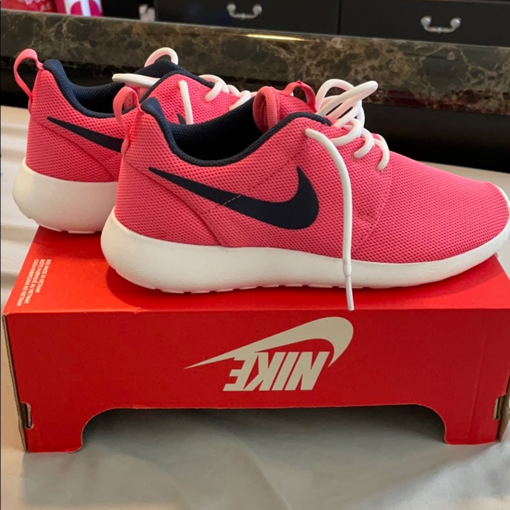 Brand New NIKE Roshe Sneakers